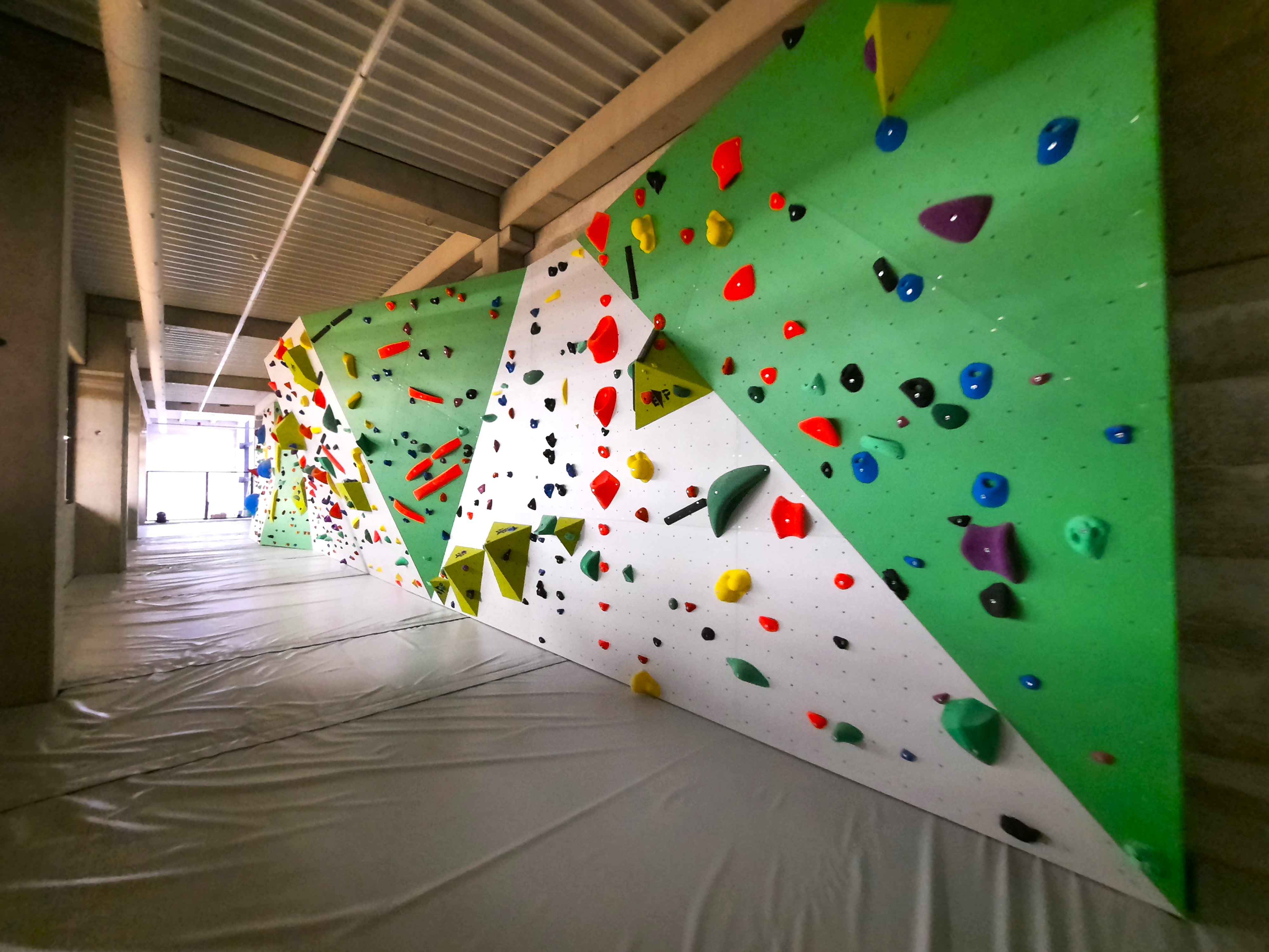 Boulderwand inclusief valmat bij Sporthal Wildersportcomplex in Sint-Pieters-Leeuw, België Boulderwand inclusief valmat bij Sporthal Wildersportcomplex in Sint-Pieters-Leeuw, België